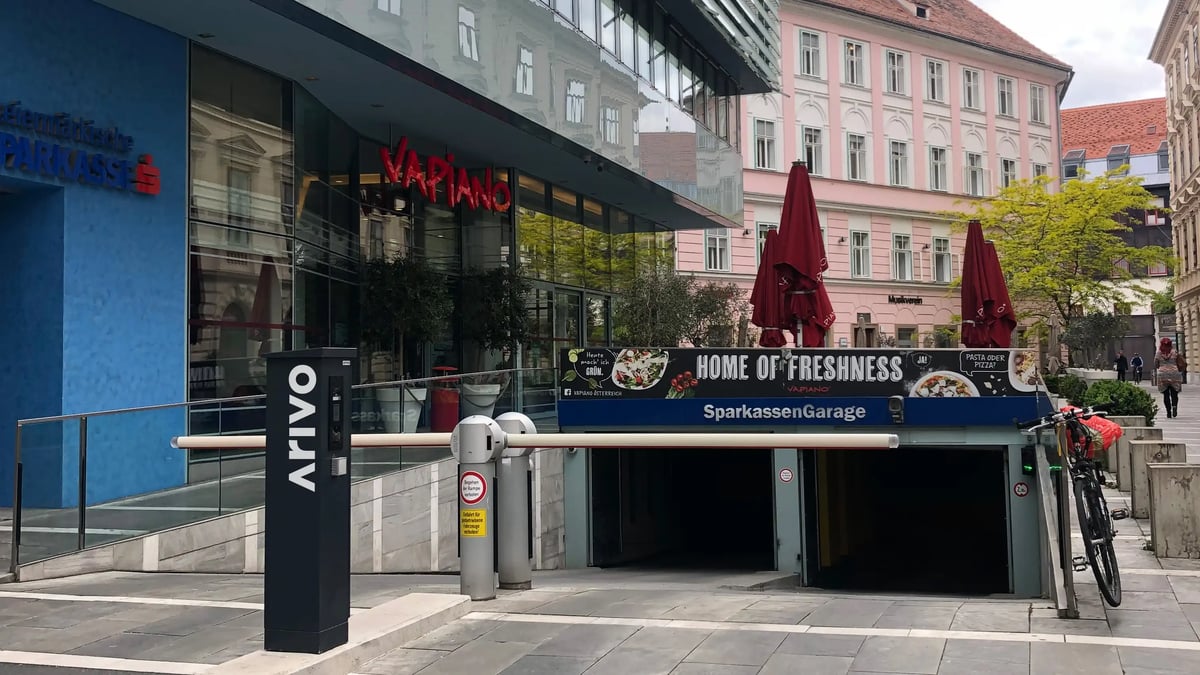 Einfahrt zur Parkgarage der Steiermärkischen Sparkasse Graz, mit der Technologie von Arivo ausgestattet