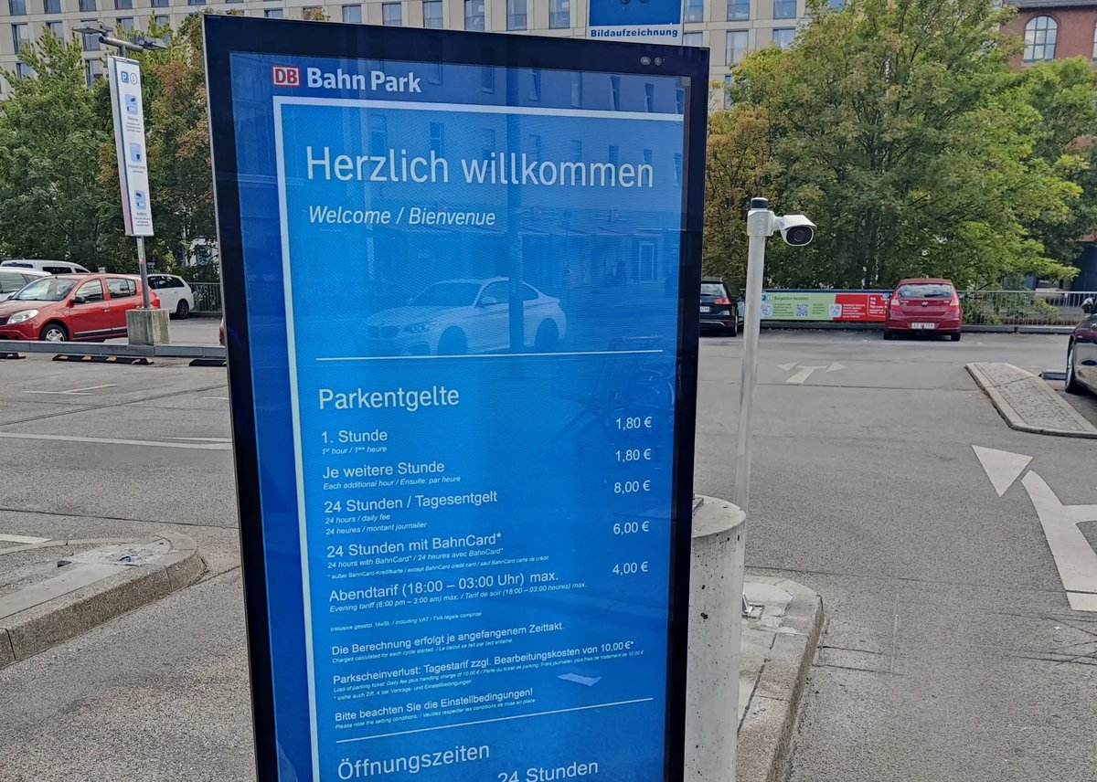 Arivo Parklösung mit digitalen Info-Screens bei der Parplatzausfahrt am Berliner Ostbahnhof