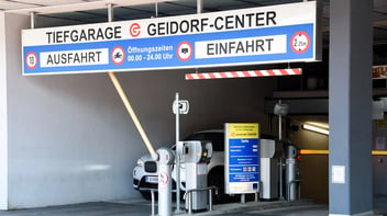 Einfahrt der Parkgarage Graz Geidorf der Energie Graz, die mit der Technologie von Arivo betrieben wird