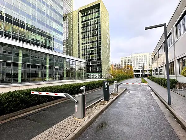 Arivo-Parksystem_Wisag_Herriotstraße_Einfahrt_(c) Arivo GmbH