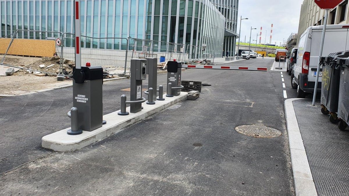 The ticketless parking system from Arivo at the entrance to the Austrotower
