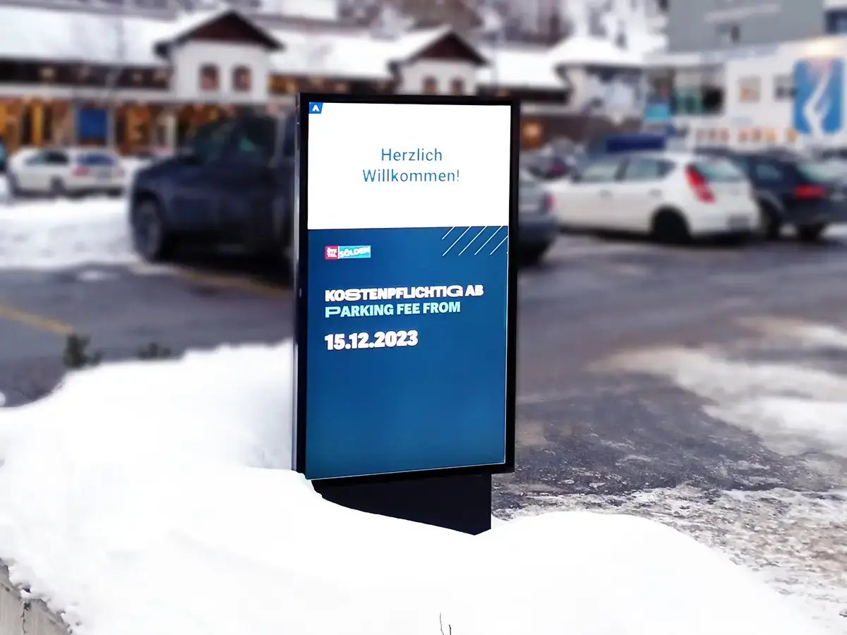 Einfahrtsdisplays des Parksystems bei den Bergbahnen Sölden