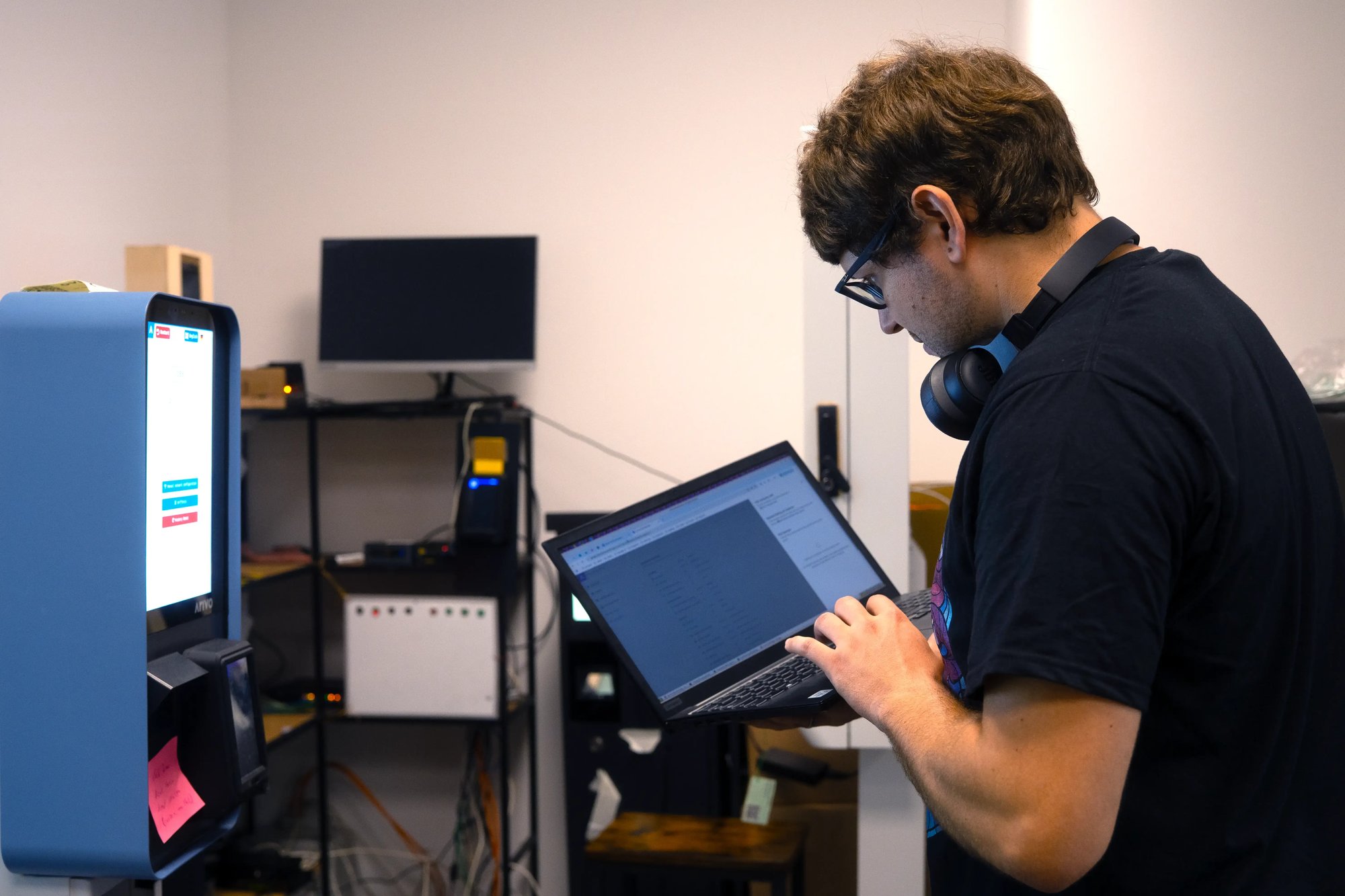 Arivo Mitarbeiter mit Laptop vor Arivo Entry-/Exit-Station. Arivo Mitarbeiter mit Laptop vor Arivo Entry-/Exit-Station.