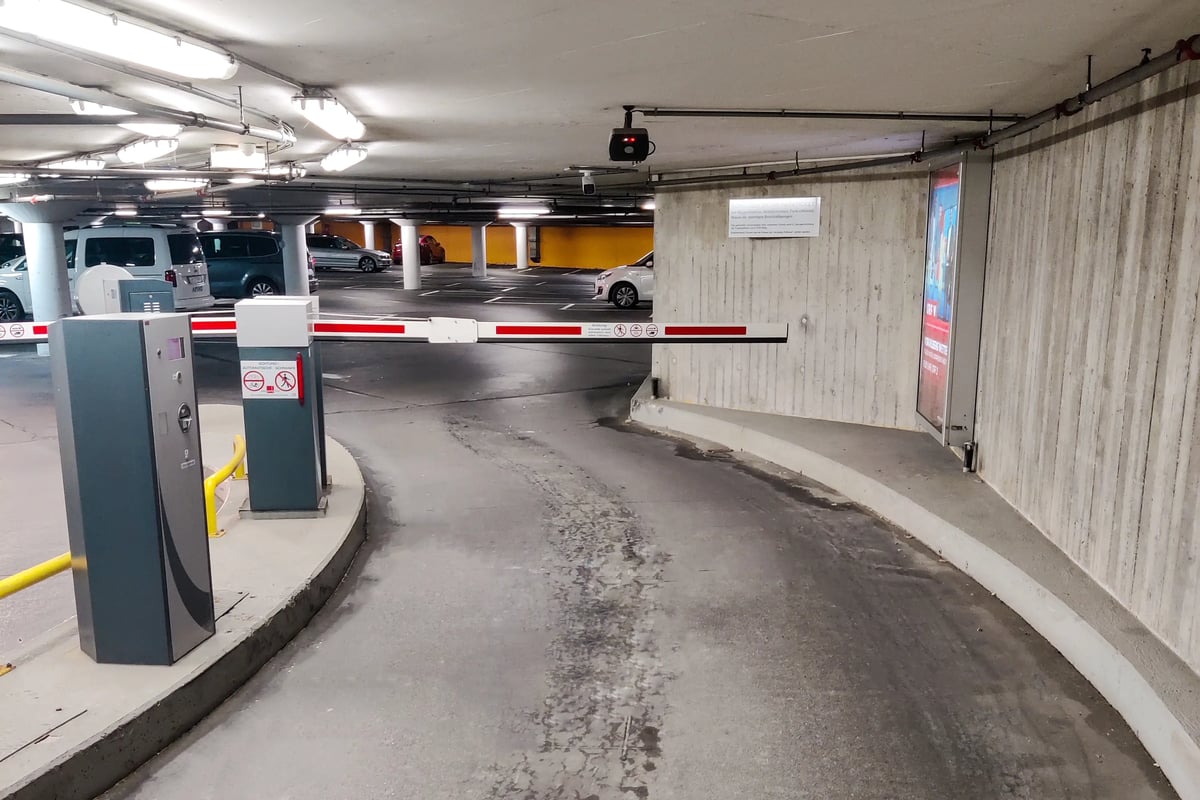 Die Einfahrt der Stadtgarage in Dornbirn wird mit dem digitalen Parking Management System von Arivo betrieben