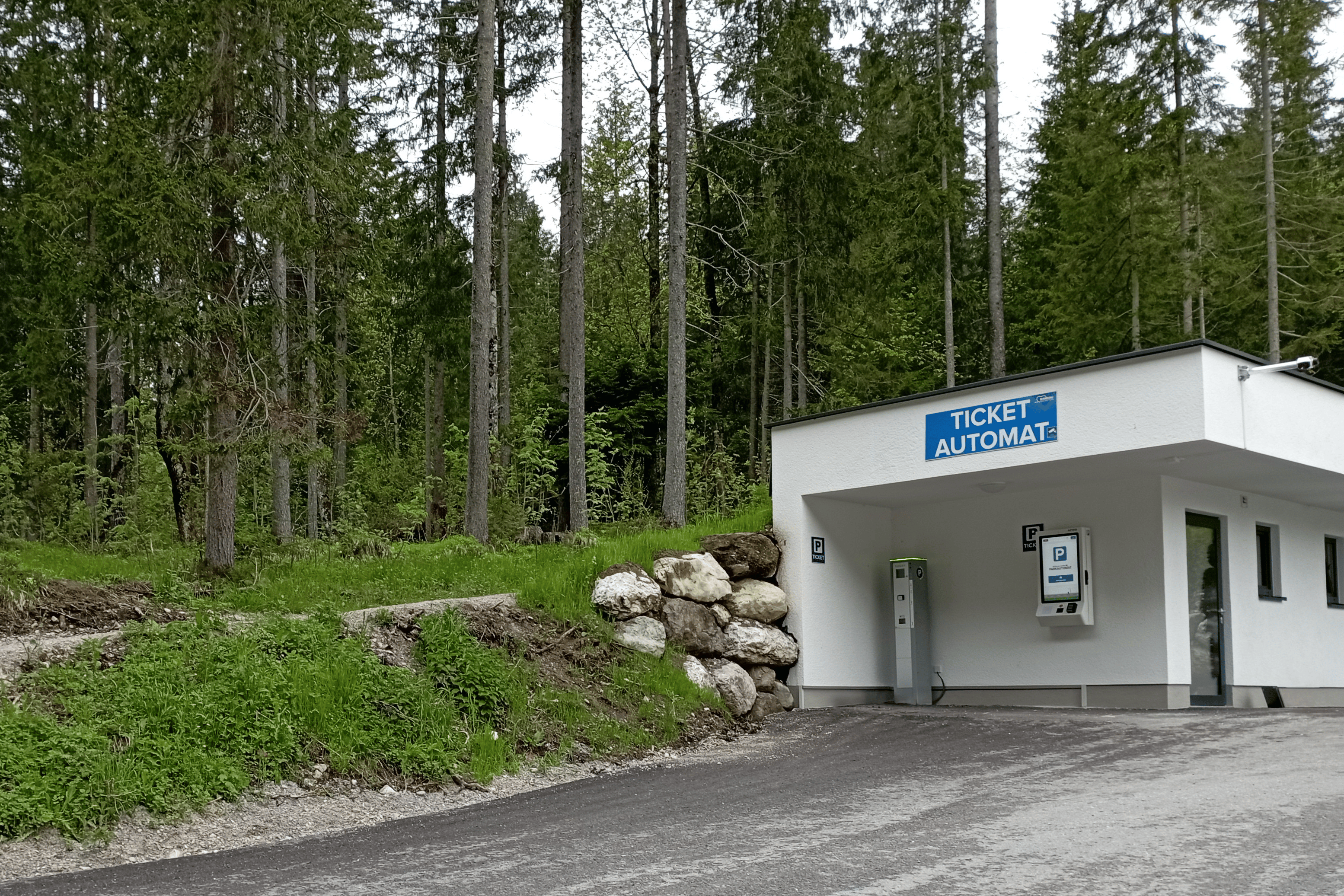 Der Parkplatz bei der alten Mühle in Ramsau ist mit dem modernen Parksystem von Arivo ausgestattet