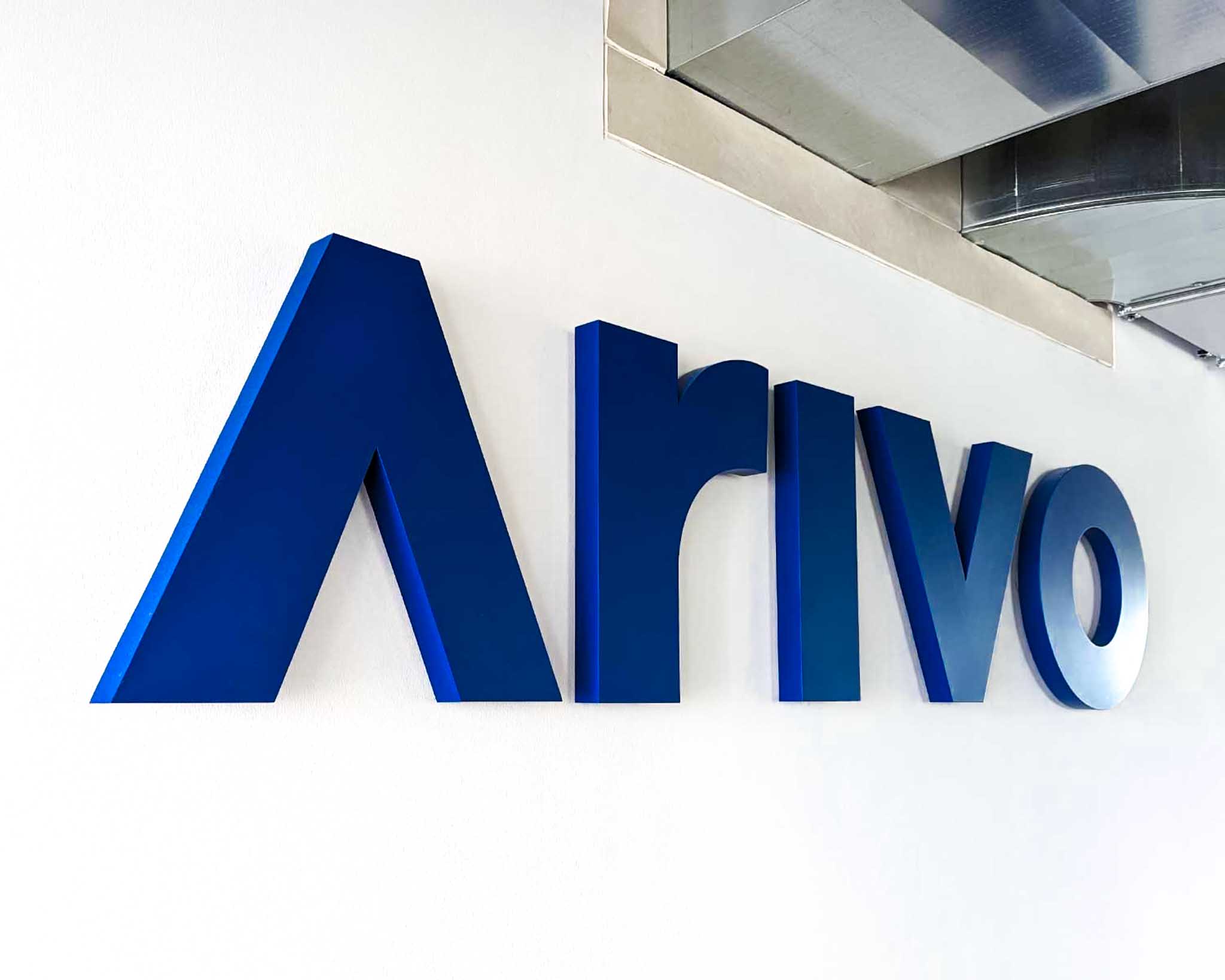 Das Arivo Logo am Eingang des Büros von Arivo Parking Solution