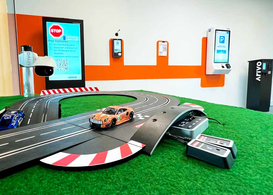 Eine adaptierte Careera-Bahn ist das Herstück der Demo-Station für die Arivo Parking Solution 