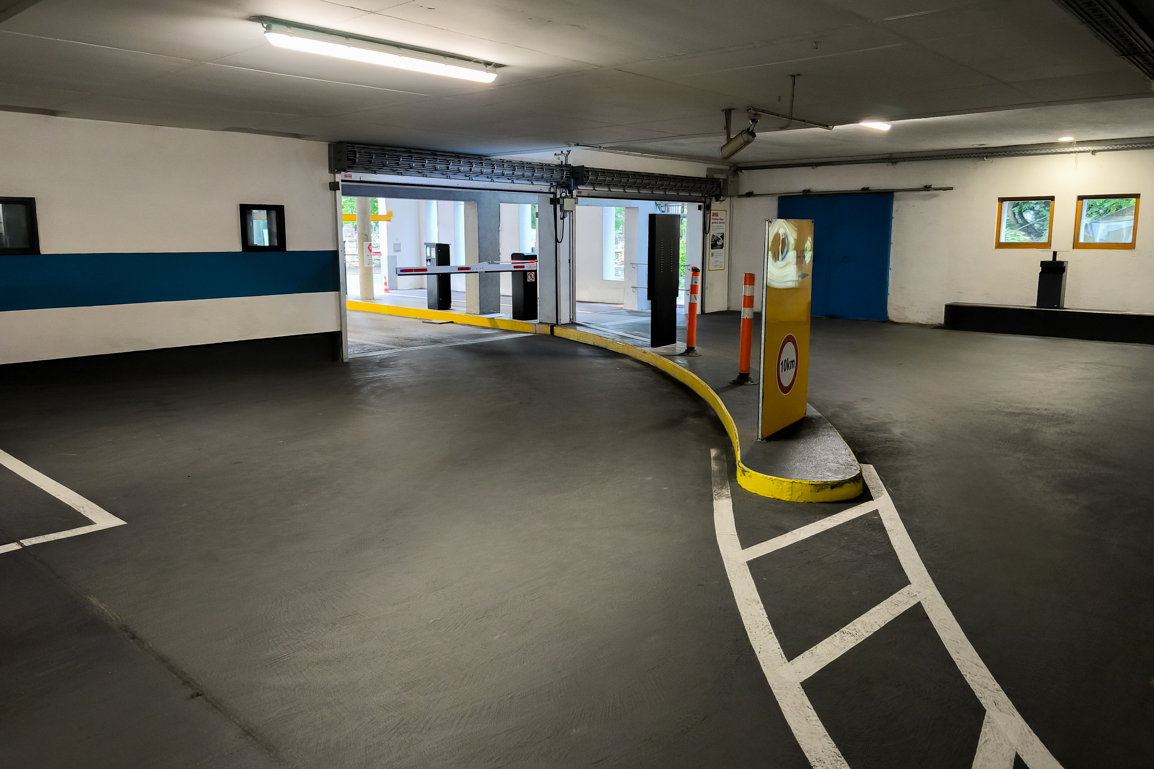 Ein- und Ausfahrt einer Parkgarage in der Innenansicht