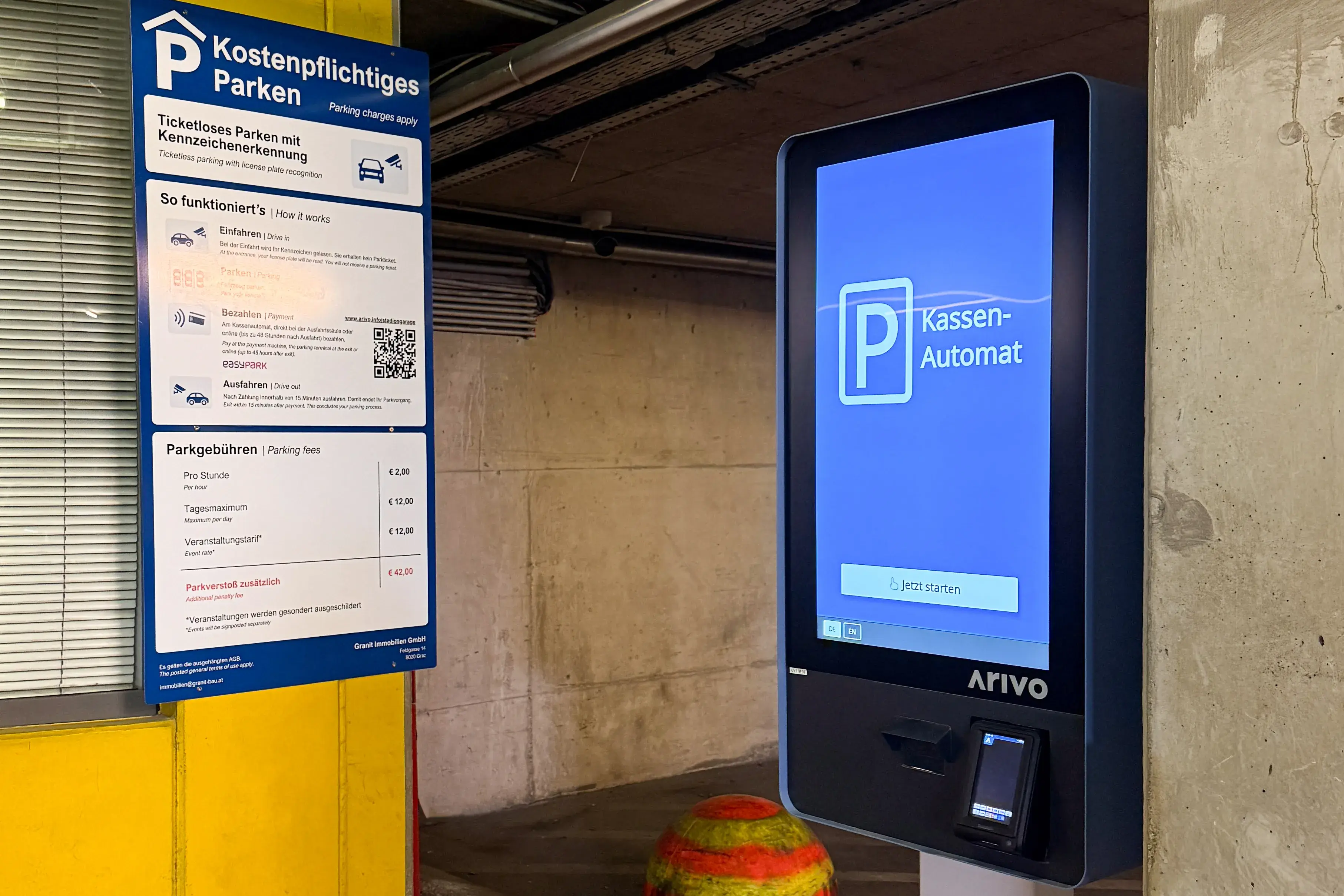 Arivo Cashless Automat und Beschilderung zu Parktarifen