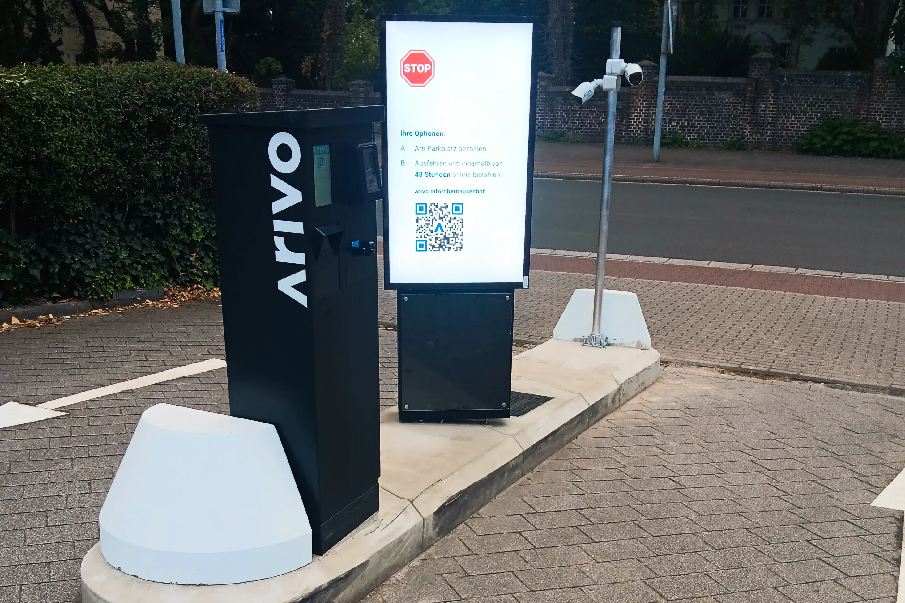 Mittelinsel mit Arivo Ausfahrtsterminal, Arivo Screen und Arivo Camera