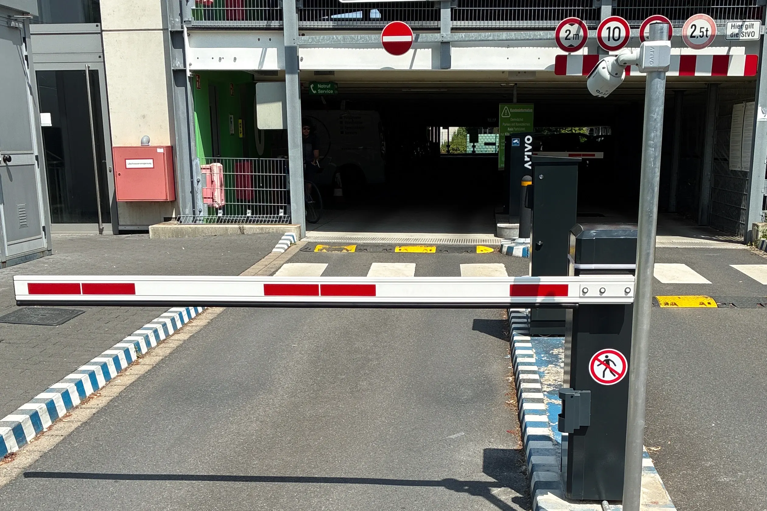 Arivo Parking System beschrankt vor Garage