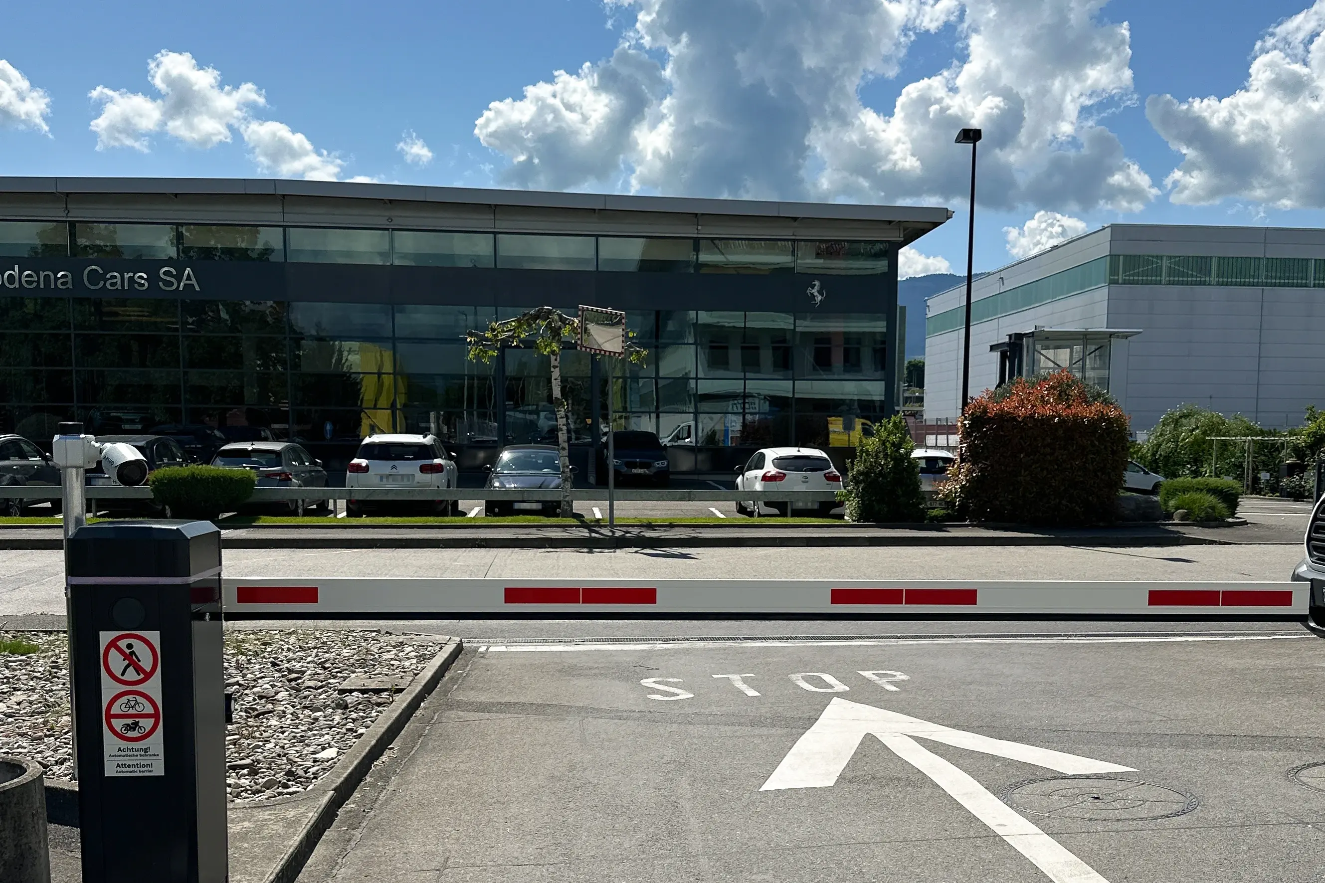 Arivo Parking System Freifläche mit Arivo Barrier