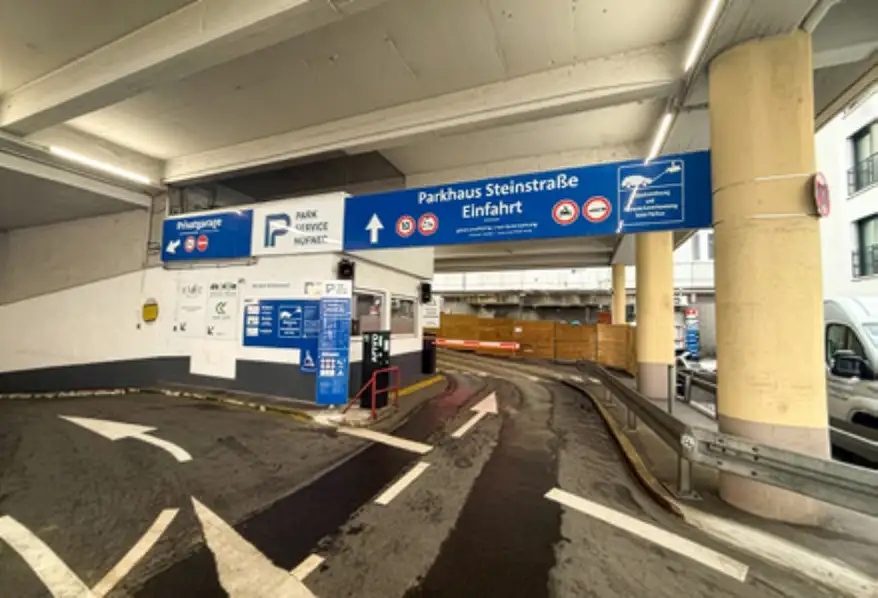 Einfahrt des Parkhaus Steinstraße