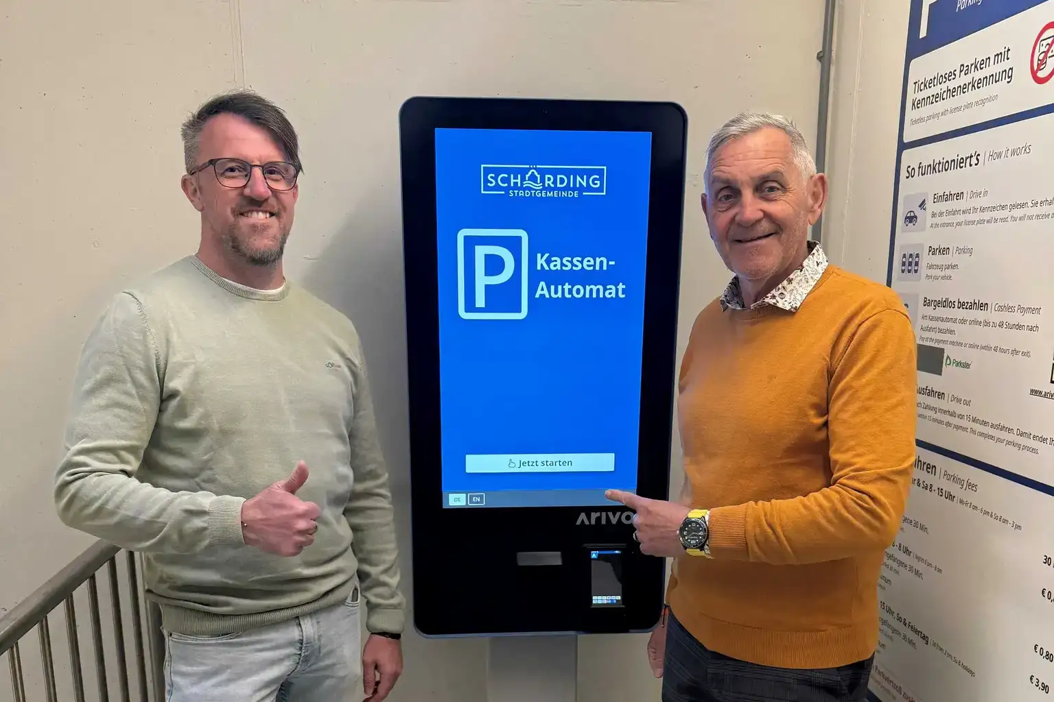 Verkehrsstadtrat Stefan Wimmer und Bürgermeister Günter Streicher vor dem Arivo Cashless Automaten