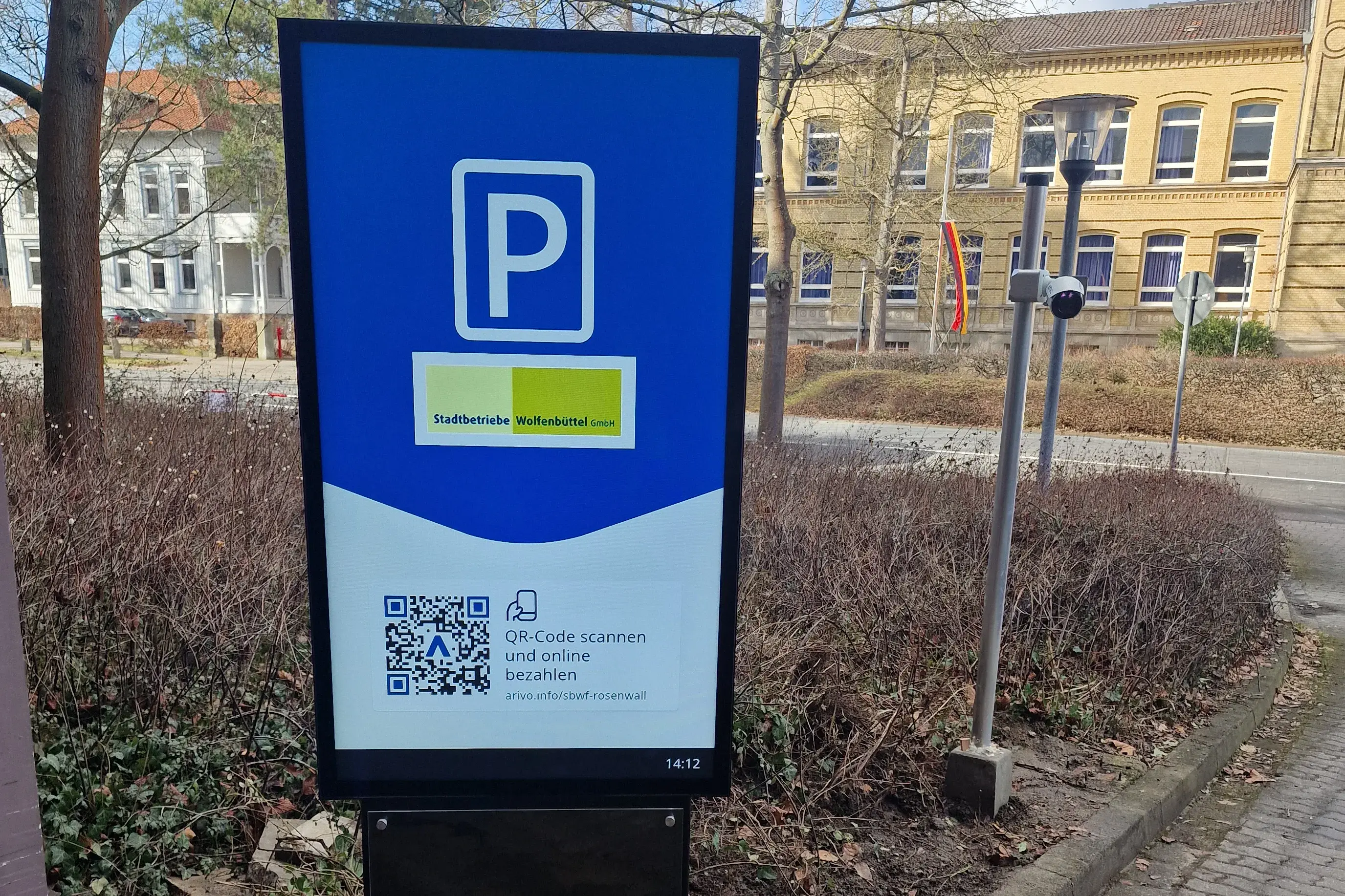 Arivo Freeflow-Anlage in Wolfenbüttel mit Screen und Kamera zur automatischen Kennzeichenerfassung