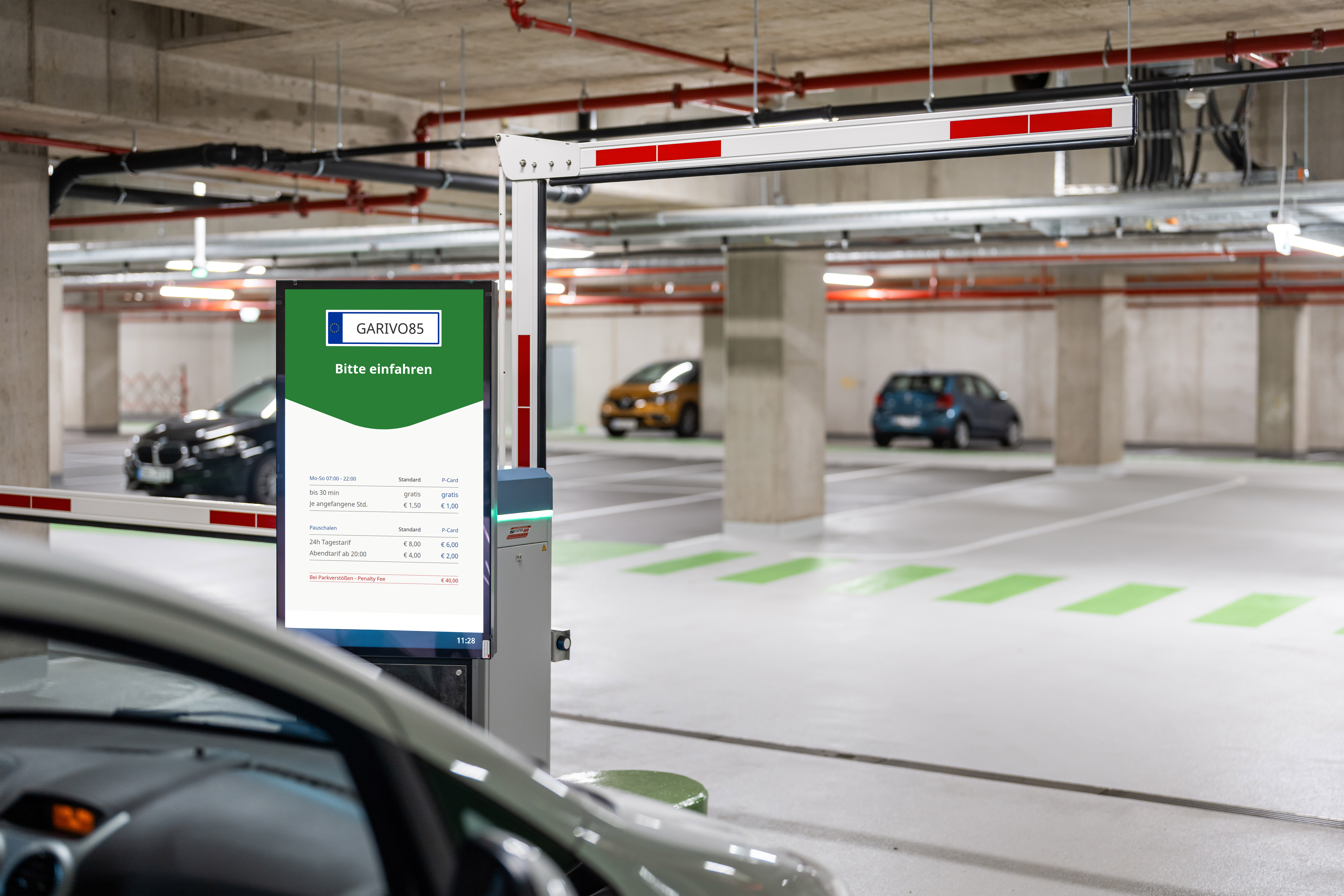 Einfahrt der Messegarage Graz mit Arivo Screen und Schranken
