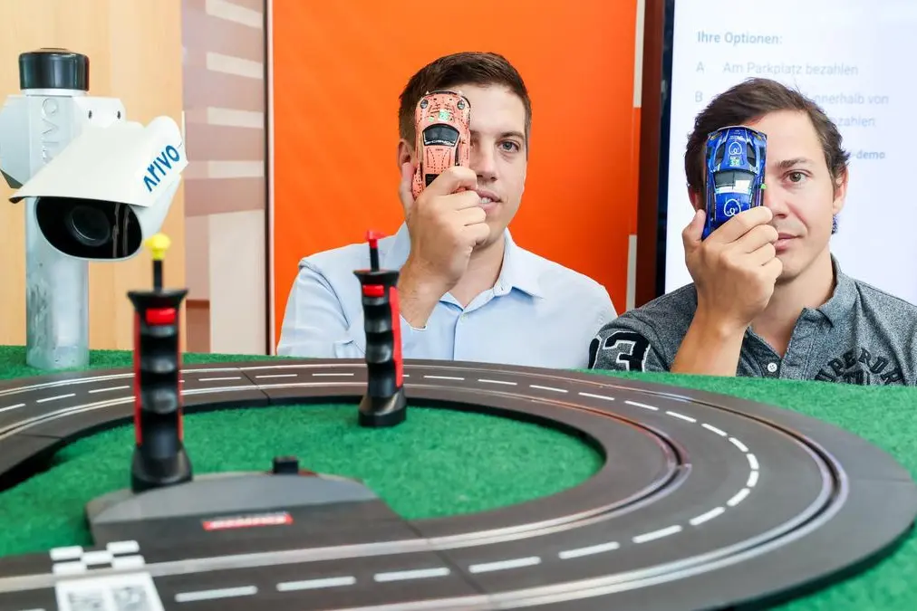 Dominik Wieser und Philipp Reitter von Arivo mit ihrem Demo-Parkanlage im Office am Innovationspark in Graz