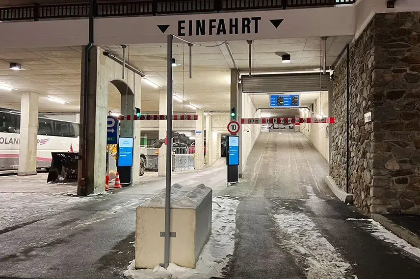 Parkhauseinfahrt bei den Seilbahnen in Sölden