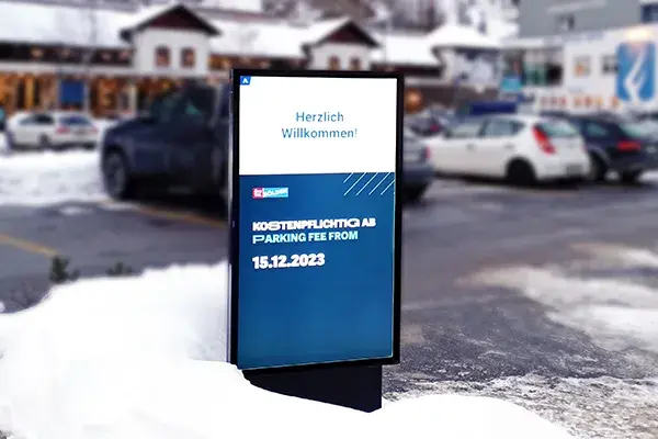 Einfahrtsdisplay bei den Parkflächen bei den Bergbahnen in Sölden (Österreich)