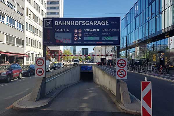 Entrance to the parking garage of the Hotel Perron, equipped with the Arivo parking system