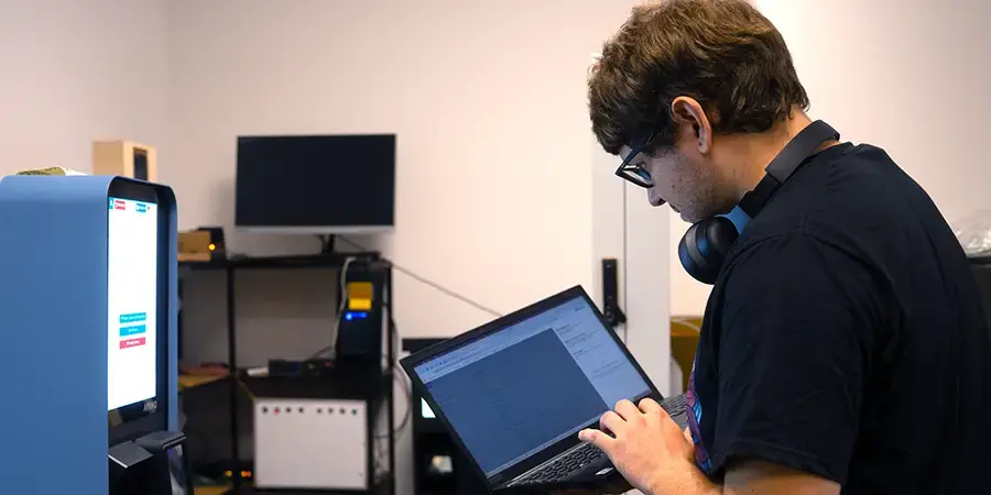 Arivo Mitarbeiter mit Laptop vor Arivo Entry-/Exit-Station.