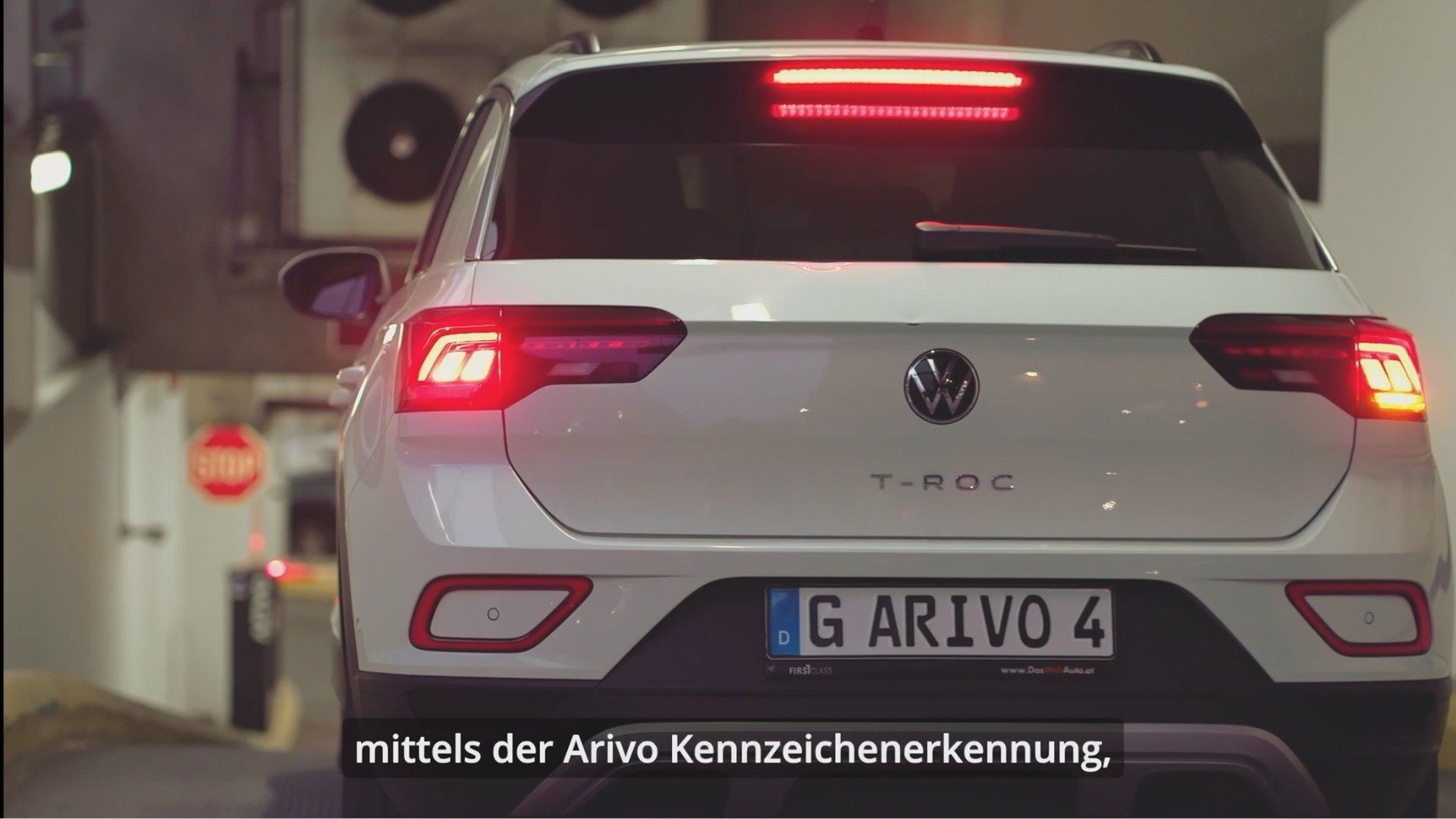 Arivo Parksystem: ein Auto fährt in die Tiefgarage ein